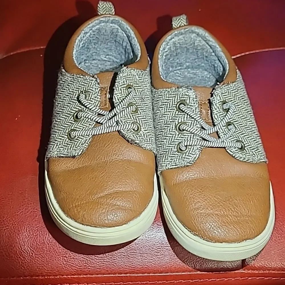 Carters sz 12 sneaker